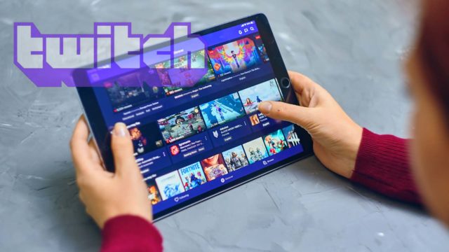 Foto: Shutterstock / Barnevakten. Bildet viser en person som holder et nettbrett. Logoen til Twitch er plassert oppå bildet.