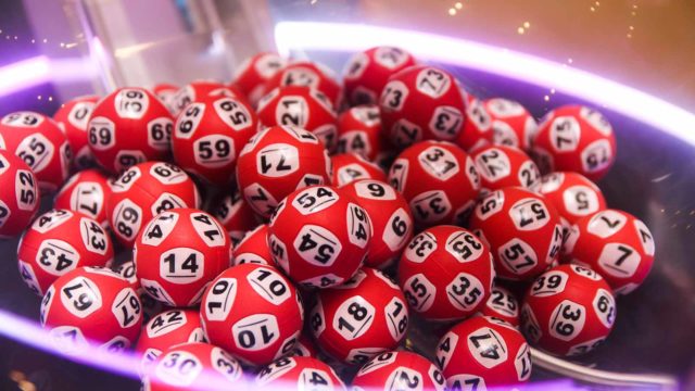 Foto: Shutterstock / Kitsada waisayakul. Bildet viser lotterikuler med ulike tall.