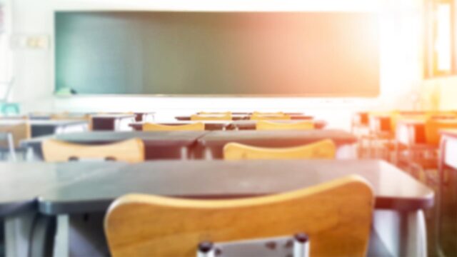 Foto: Shutterstock / BlurryMe. Bildet viser et klasserom. Bildet er uklart.