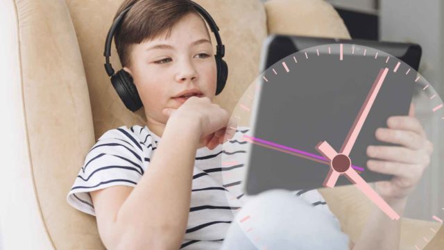 Foto: Shutterstock / Barnevakten. Bildet viser en gutt med et skjermbrett, en klokke er montert inn i bildet.