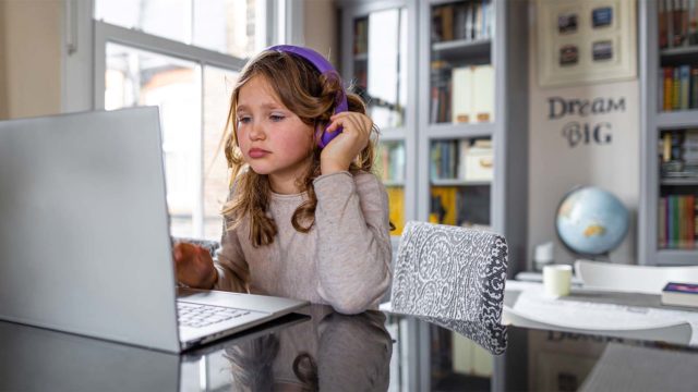 Foto: Shutterstock / Alexey Fedorenko. Bildet viser ei jente som bruker datamaskin hjemme.